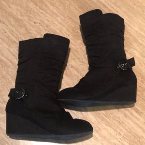 Girls blk wedge boot! Size 2